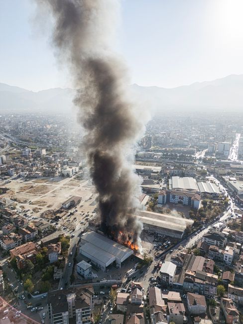 Incendiu devastator la fabrica de carton din Drobeta Turnu Severin: pompierii luptă cu flăcările