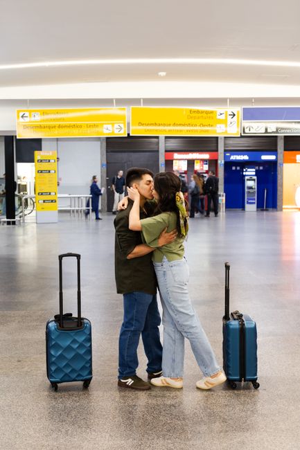 Nicușor Dan surprins în momente intime pe aeroport înainte de zborul către SUA