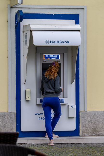 Escrocherie bancară în Brașov: tânăra reținută după fraudă în numele unei femei din Alba