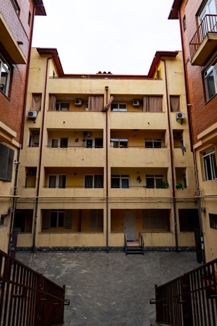Transformarea curții de bloc din Târgu Lăpuș aduce satisfacție locatarilor