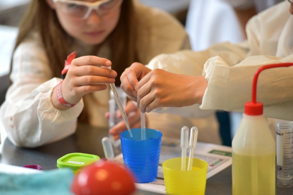 Noaptea Cercetătorilor: Experimente fascinante și știință interactivă în parcul Palas