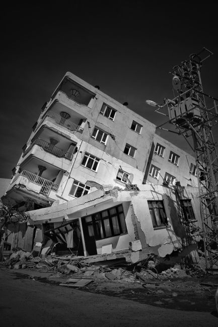 Explozie devastatoare în Atena: o clădire s-a prăbușit și trei persoane au fost rănite