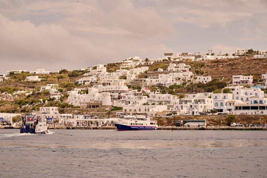 Atena în alertă: clădire prăbușită și incendiu pe feribot în Mykonos