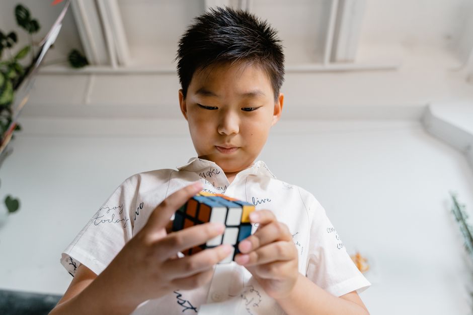 Fetița de 6 ani care a făcut istorie în lumea cubului Rubik: Record mondial în 4,27 secunde
