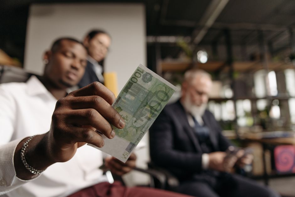 Oportunitate financiară pentru angajatori: Subvenții pentru noi angajări în Vâlcea