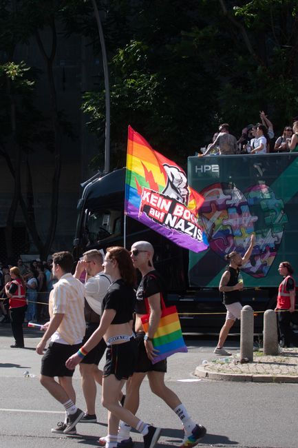 Tineri acuzați de propagandă nazistă și activități fasciste în România