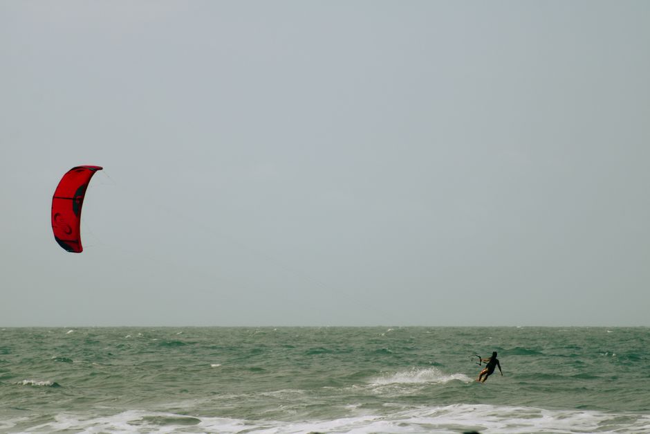 Spectacol pe valuri: kitesurferii au încântat litoralul românesc în octombrie