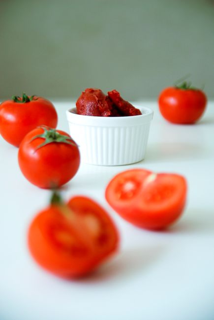 Descoperă diferențele dintre pasta de tomate, bulion și suc de roșii