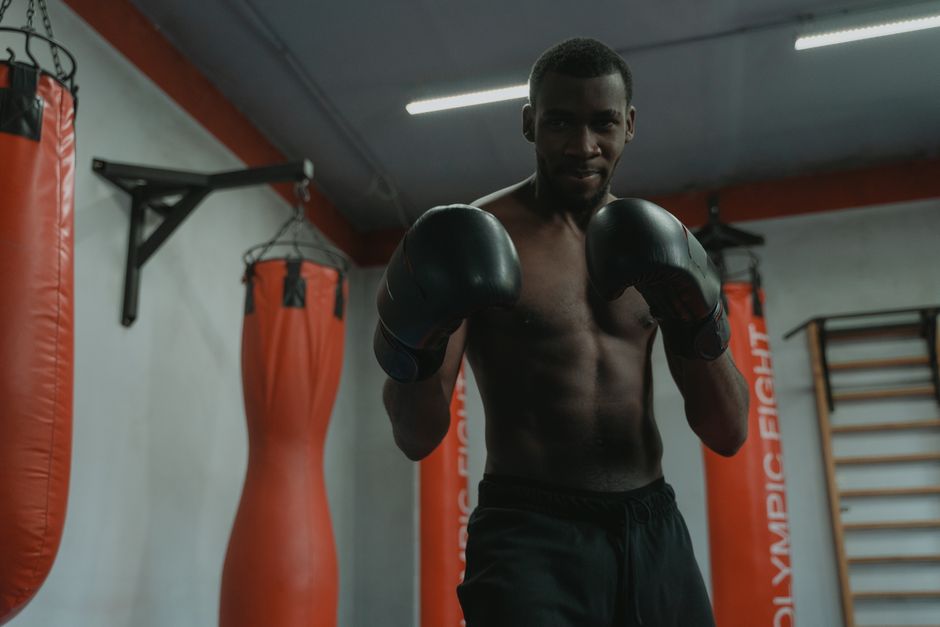 Un tânăr pugilist din Sibiu visează la medalia olimpică după o victorie impresionantă