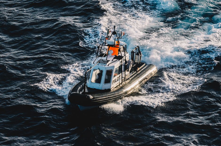 Descoperire șocantă: 1.700 de bunuri contrafăcute confiscate de Garda de Coastă