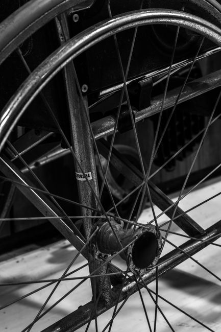Un deținut din Timișoara repară gratuit scaunele rulante pentru persoanele cu dizabilități
