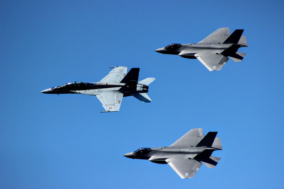 Alertă de securitate pe cerul României: Aeronave F-18 în acțiune