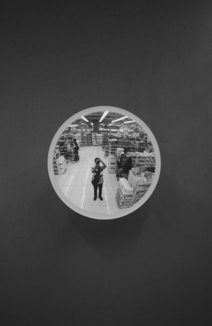 Conflict în supermarket: un tânăr agresiv provoacă scandal