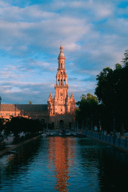 România strălucește la Sevilla: un tramvai promovează destinații turistice celebre