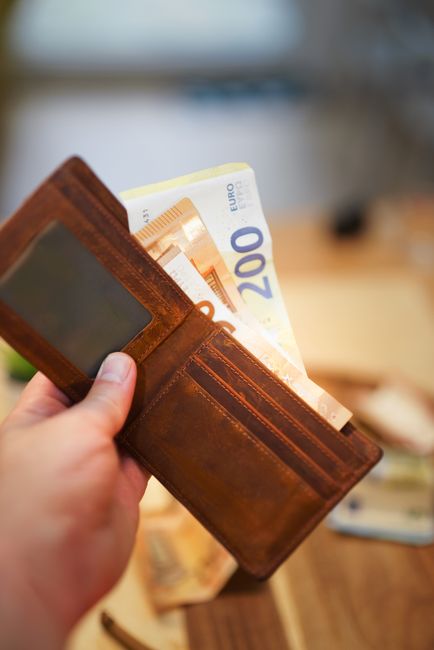 Românii își reiau cheltuielile: vânzările cresc pentru prima dată în ultimul an