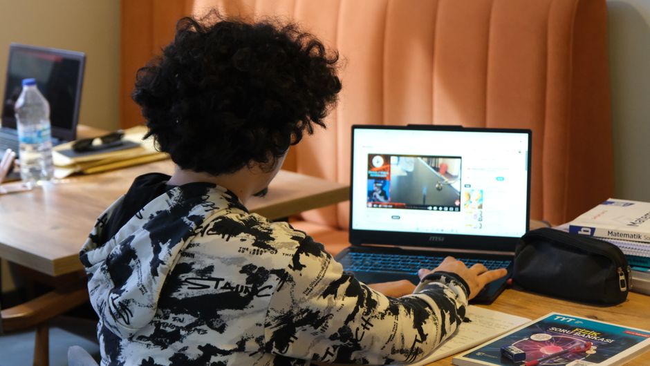 Elevii din Râmnicu Vâlcea învață despre siguranța online și riscurile sociale
