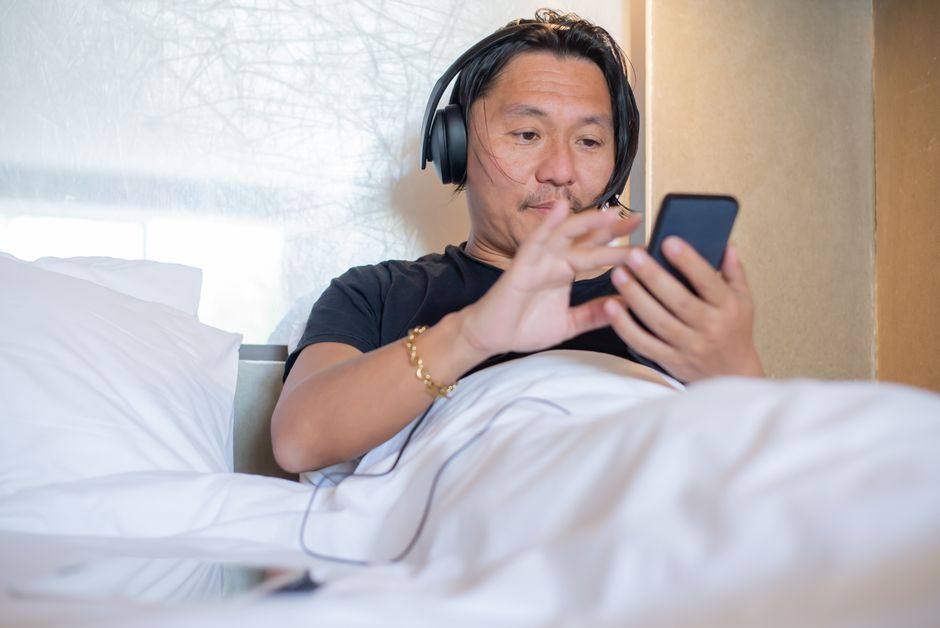 Descoperă cele mai captivante podcasturi și audiobook-uri pentru serile de toamnă