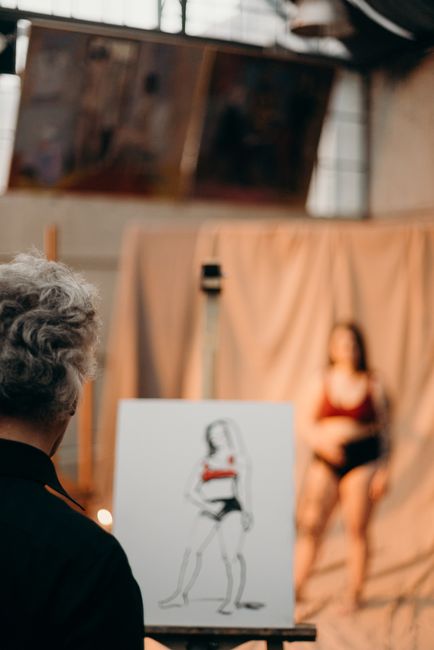 Descoperiri artistice: expoziția despre corpul feminin în grafica comunistă