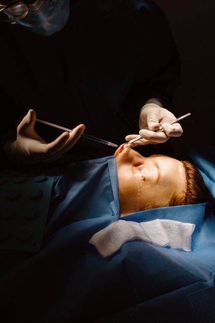 Femeie reținută pentru exercitarea ilegală a profesiei de medic estetician