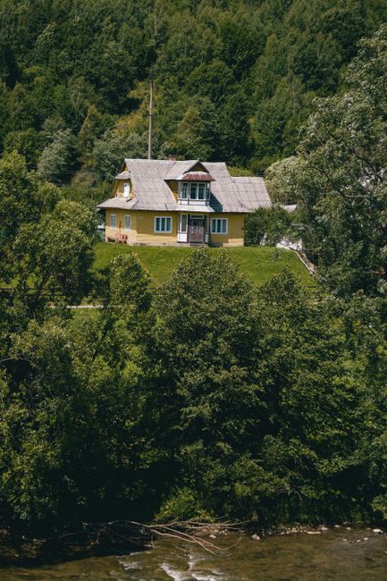 Cumpărarea unei case ieftine cu râu în grădină: visul devenit realitate