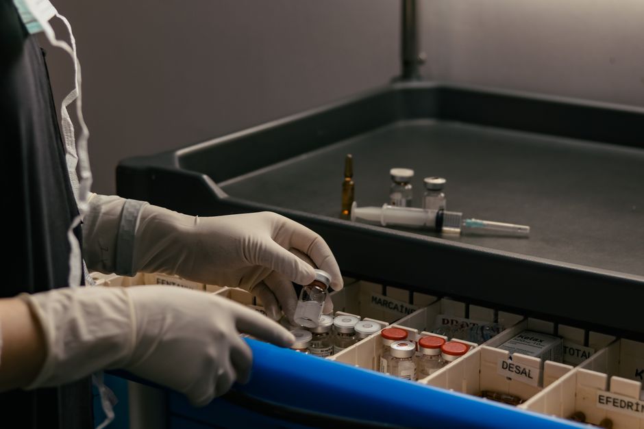 Fosta asistentă medicală suspectată de furtul medicamentelor opioide dintr-un spital