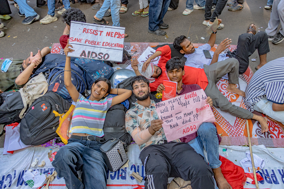 Tinerii din New Delhi protestează pentru reforme electorale și demisia liderului CEC
