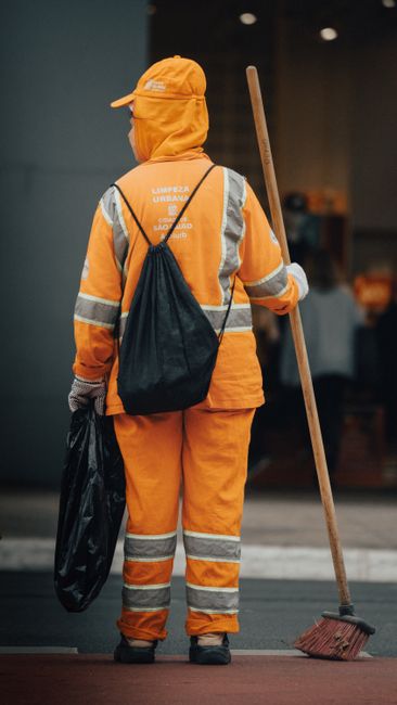 Salariile surprinzătoare ale măturătorilor stradali din Germania: până la 40.000 de euro pe an