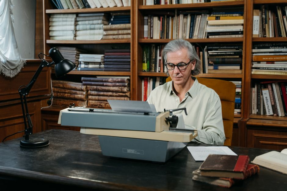 Andrei Manolescu: scrisul trebuie să rămână o meserie umană în era inteligenței artificiale