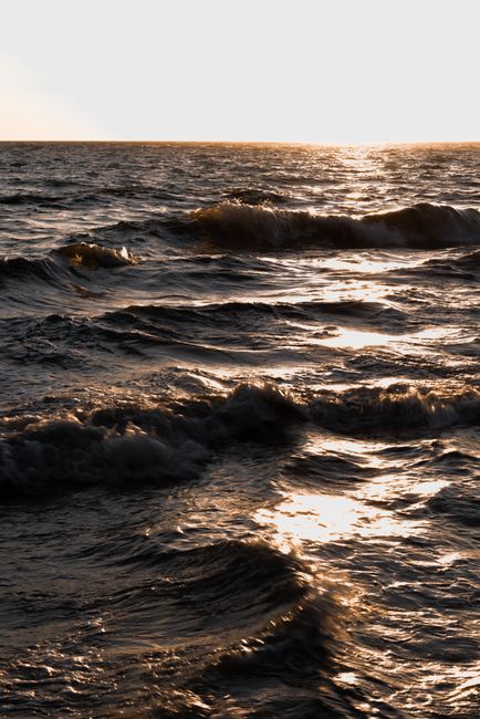 Descoperă misterul culorii apei: De ce marea pare albastră?