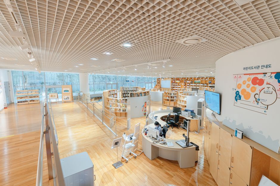 Viitorul bibliotecilor: Cum tehnologia transformă spațiile de lectură