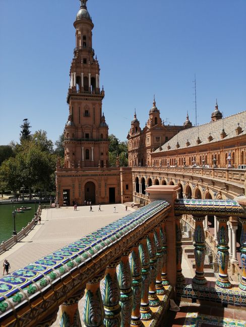 România își expune frumusețile turistice pe tramvaiele din Sevilla