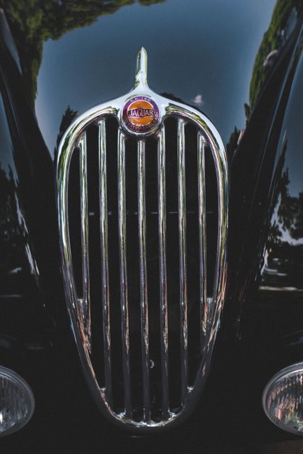 Descoperă Jaguarul din 1986 care a fascinat la Parada Retro din Bistrița