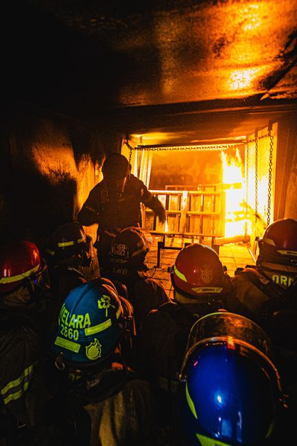 Pompierii din Gorj își perfecționează abilitățile pentru a face față incendiilor devastatoare