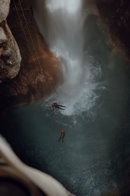 Descoperă aventura canyoningului în Valea Jiului: cascada, stânci și tobogane naturale