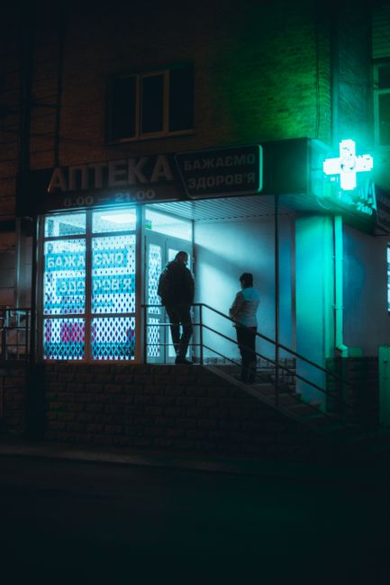 Alerta în Zalău: Un bărbat găsit pe scările unei farmacii sub influența substanțelor interzise