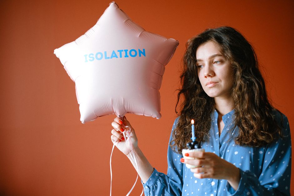 Izolarea socială: impactul devastator asupra sănătății și soluții la îndemână
