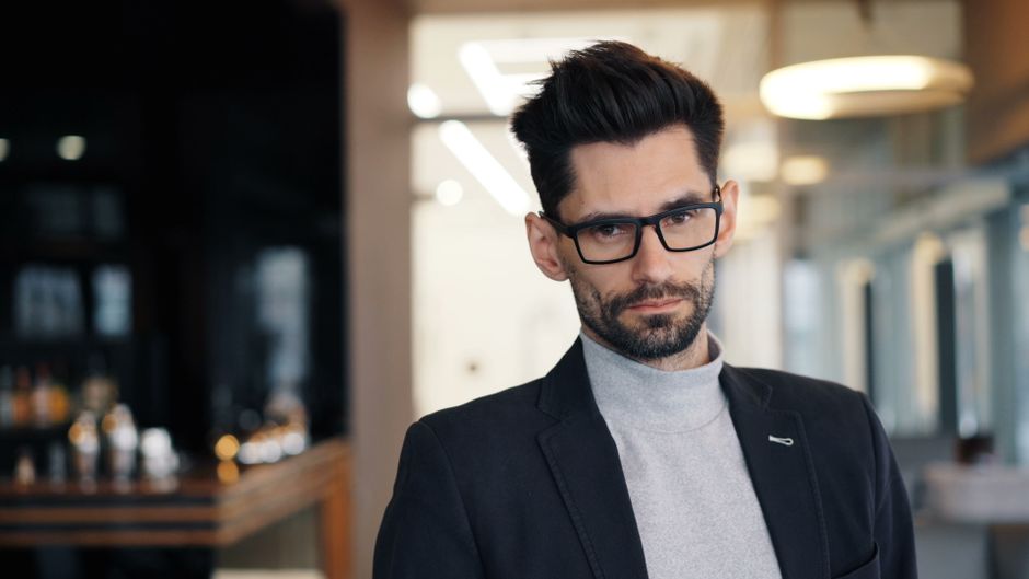 Descoperă povestea impresionantă a opticianului din Gorj care a învins obstacolele