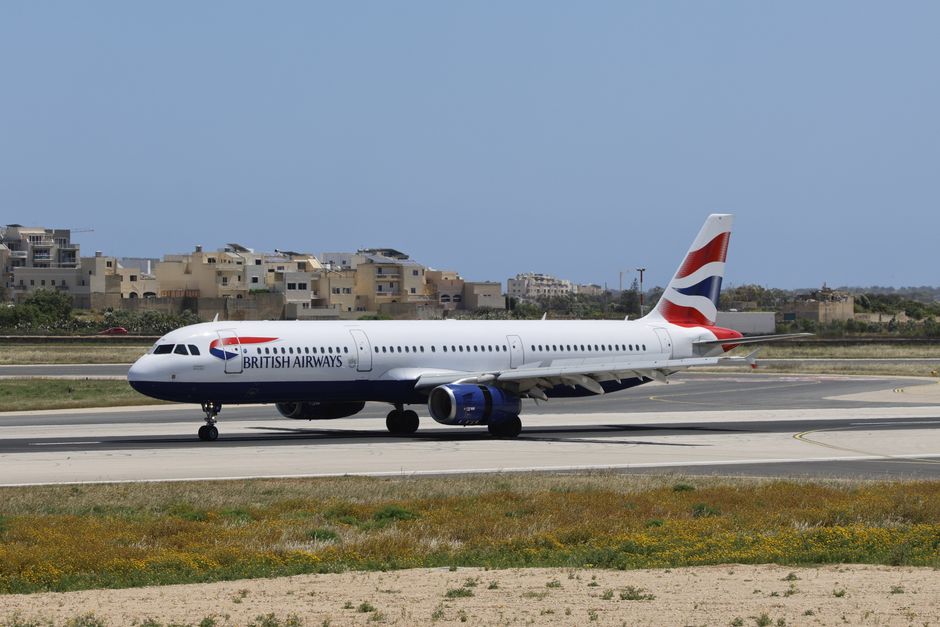 Incident alarmant pe un zbor British Airways: aeronava se întoarce din cauza unui geam fisurat