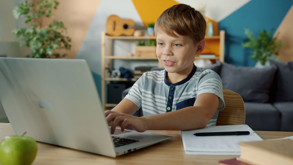 Studiu alarmant: 36% dintre copiii români sunt afectați lunar de conținutul online