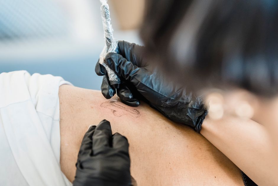 Revoluția cernelei pentru tatuaje: schimbări temporare cu ajutorul luminii