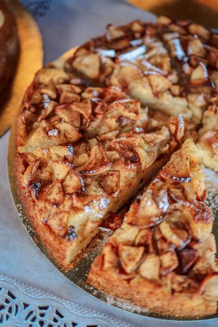 Descoperă prăjitura cu mere caramelizate la tigaie: un desert simplu și delicios