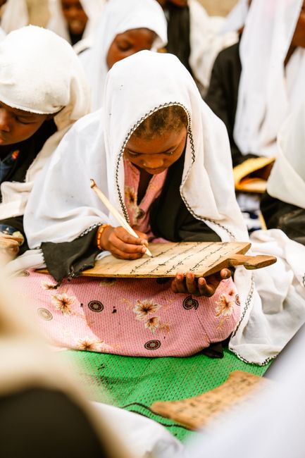Revenirea la educația tradițională: scrisul de mână versus digitalizarea excesivă