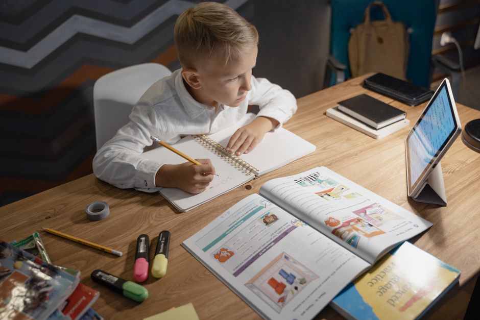 Nouă generație de manuale digitale pentru clasa a IX-a: 63 de discipline disponibile online