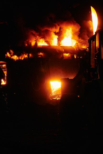 Incendiu devastator în Neamț: o mașină complet distrusă și un depozit de lemne afectat