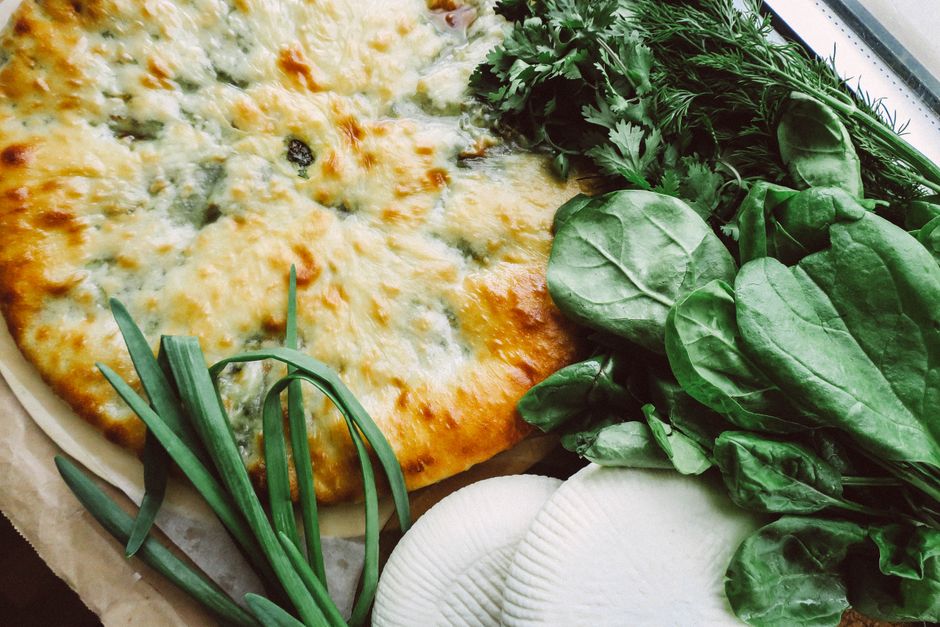 Descoperă rețeta plăcintei cu brânză, dovlecel și spanac: un preparat delicios și simplu