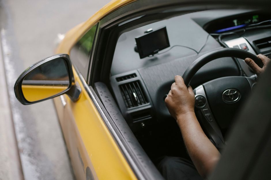 Un taximetrist din Deva scăpat de închisoare, dar obligat să plătească despăgubiri după un atac violent