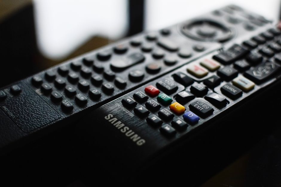 Furtul de televizoare Samsung: cinci suspecți sub control judiciar în Olt