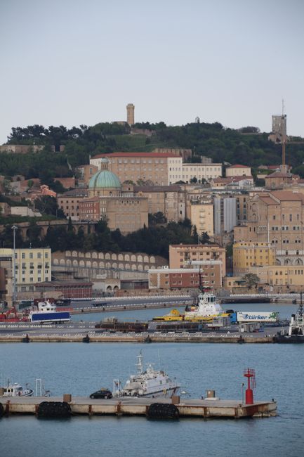 Un patron de restaurant din Ancona transformă o parcare abuzivă în atracție turistică