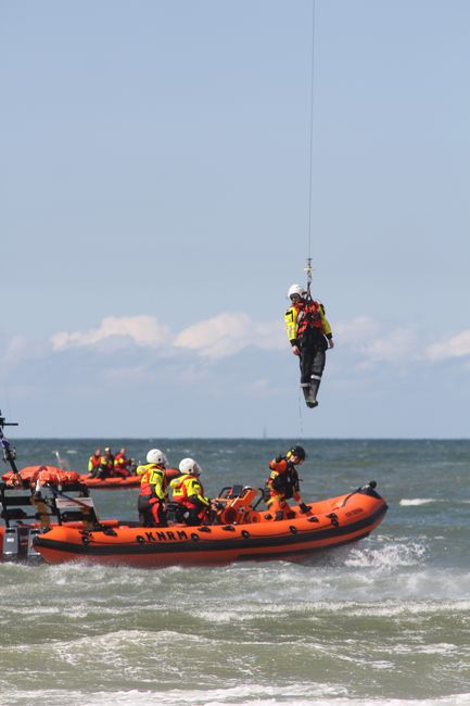 Salvarea marinariilor din furtună: intervenția eroică cu elicopterul Black Hawk