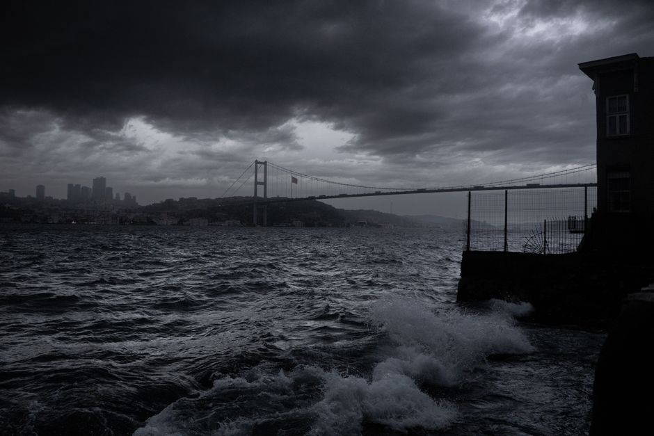Românii avertizați: Cod roșu de furtuni la Istanbul poate perturba călătoriile